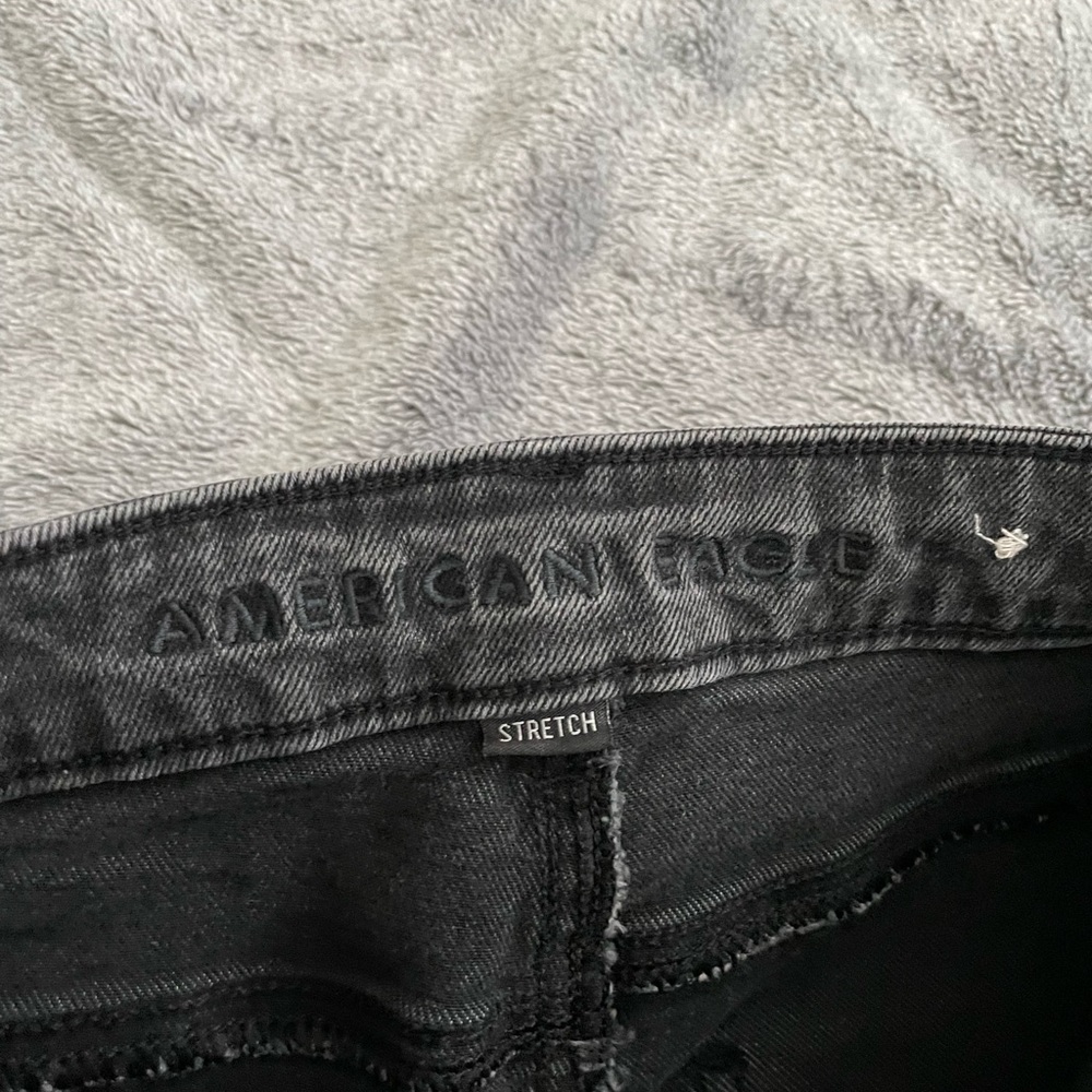 American Eagle Outfitters Women’s Black washed Mom Jeans Size 2 Regular Stretch - Picture 2 of 11